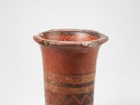 Ame Ker 206  Ame Ker 206, Peru, südlicher zentraler Andenraum, Inka, Später Horizont, Inka, ca. 1440-1532 n. Chr., Becher, kero, Ton, H 12,4 cm, Dm Mündung 9,5 cm : Museumsfoto: Claus Cordes, Bestandskatalog Ethnologie